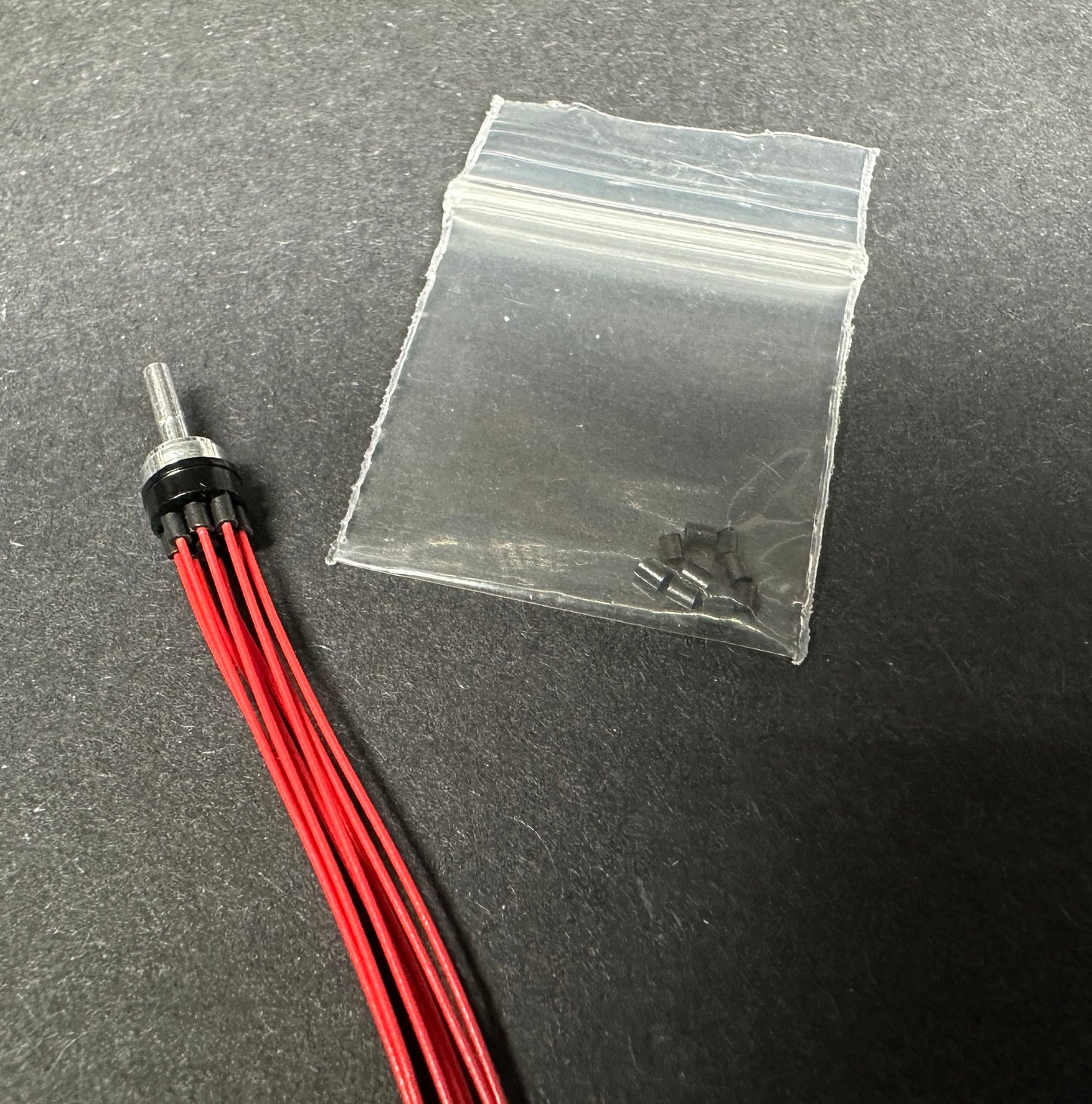 ProScale 1/25 Pre-wired V8 Distributor (Red)